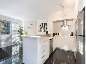 Diamond Beach 98, Surfers Paradise